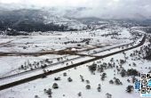 玉龙雪山四月飞雪 银装素裹宛如童话世界